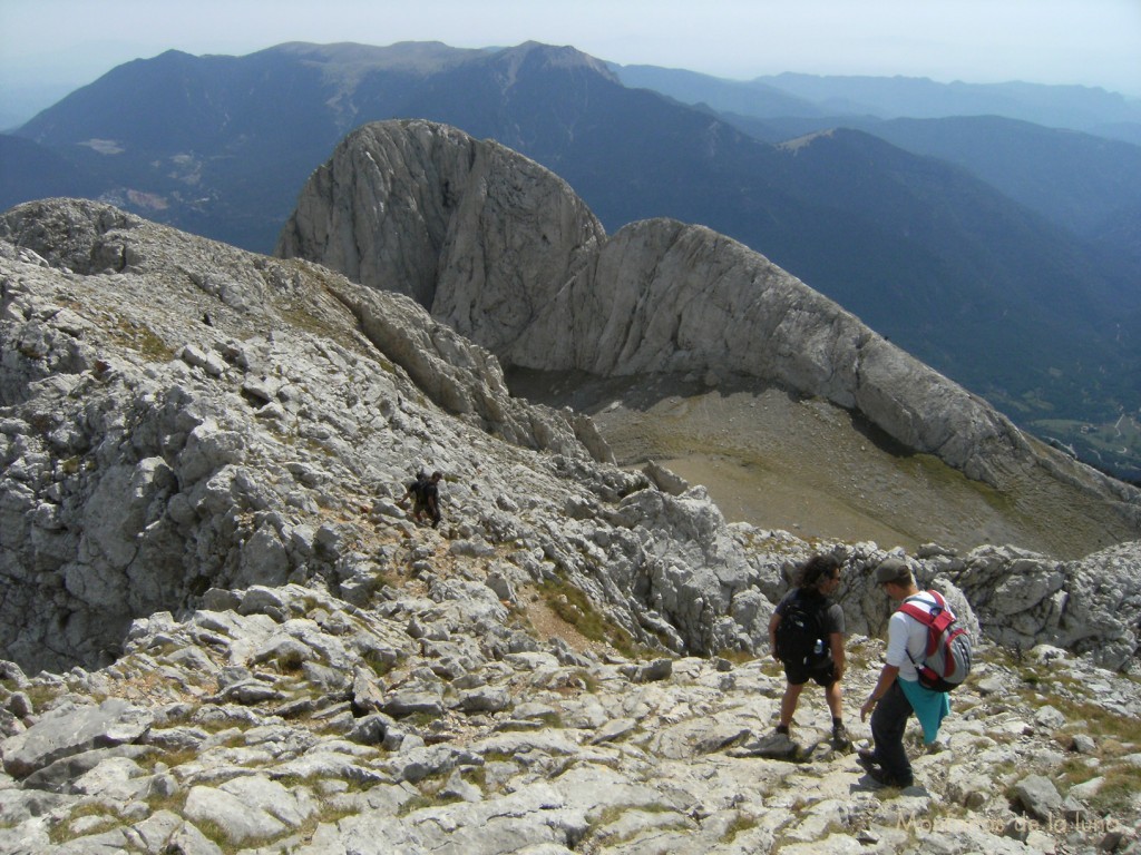 Bajando del pico hacia l'Enforcadura. En el centro el Pollegó Inferior y detrás la Serra d'Ensija